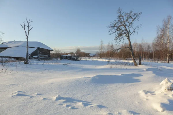 Branco Snowbound Casa Dia Inverno Claro — Fotografia de Stock