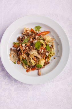 Beyaz tabakta sebzeli et salatası