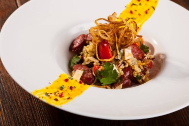 Kalın beyaz tabakta bulgur salatası