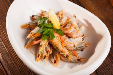 Limonlu beyaz tabakta karides