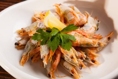 Limonlu beyaz tabakta karides