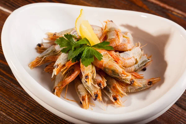 Crevettes Sur Plaque Blanche Citron — Photo