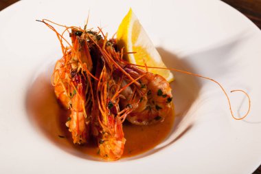 Beyaz tabakta limonlu kaplan karidesi