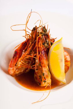 Beyaz tabakta limonlu kaplan karidesi