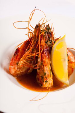 Beyaz tabakta limonlu kaplan karidesi