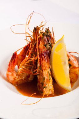 Beyaz tabakta limonlu kaplan karidesi