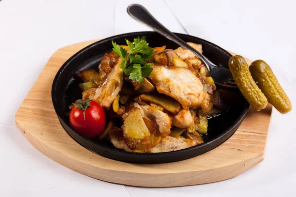 Sült Burgonya Csirkével Gombával Fekete Serpenyőben — Stock Fotó