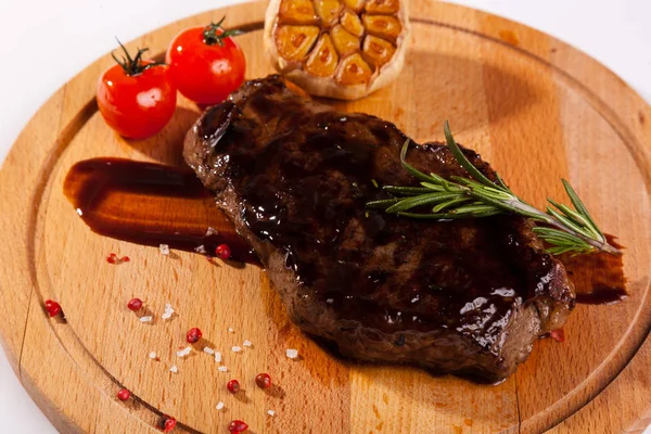 Filete Ternera Tablero Madera Con Ajo Tomates — Foto de Stock