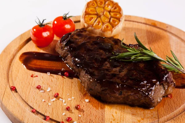 Beef Steak Wooden Board Garlic Tomatoes — Stock Photo, Image