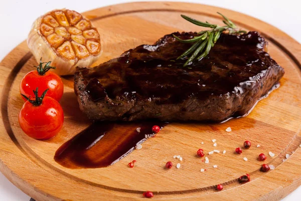 Beef Steak Wooden Board Garlic Tomatoes — Stock Photo, Image