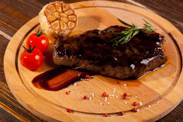Beef Steak Wooden Board Garlic Tomatoes — Stock Photo, Image
