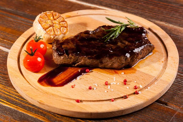 Beef Steak Wooden Board Garlic Tomatoes — Stockfoto