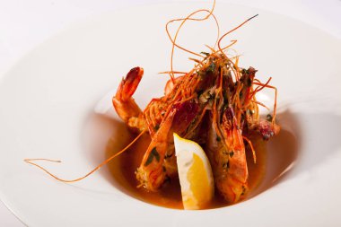 Beyaz tabakta limonlu kaplan karidesi