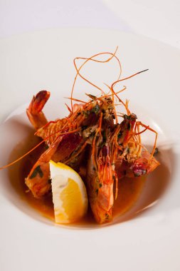 Beyaz tabakta limonlu kaplan karidesi