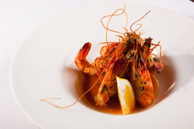 Beyaz tabakta limonlu kaplan karidesi