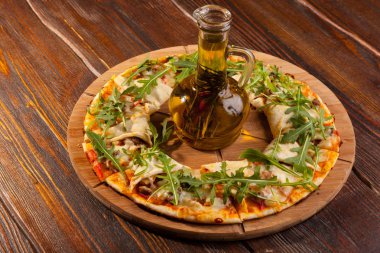 Tahta tabakta zeytinyağlı pizza.