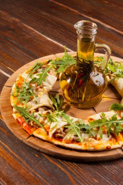 Tahta tabakta zeytinyağlı pizza.