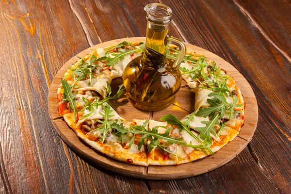 Кальзоне Пиццы Оливковым Маслом Деревянной Тарелке — стоковое фото