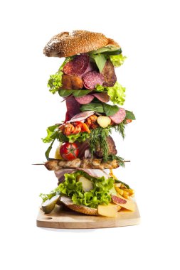 Beyaz arka planda dolumu mümkün olan kocaman bir hamburger.