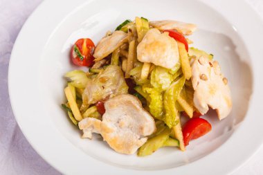 Tavuklu salata ve tabakta çam fıstığı