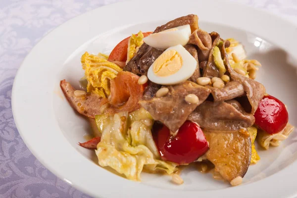 Ensalada Con Carne Huevos Plato — Foto de Stock