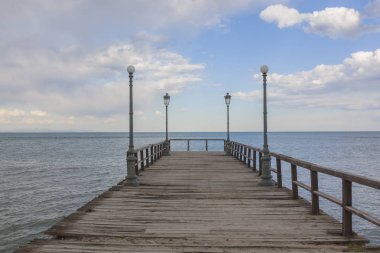 Mavi gökyüzüyle deniz kıyısında Pierce
