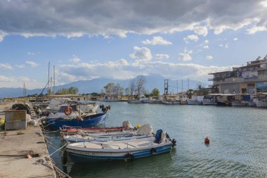 Mavi gökyüzünde ve yeşil sularda balıkçı tekneleri