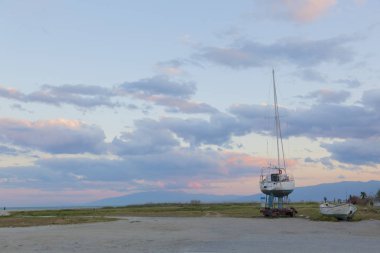 Eski gemi kıyıda onarır