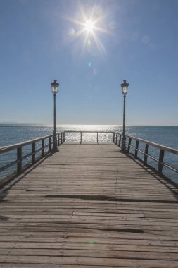 Yükselen güneş ahşap iskelede