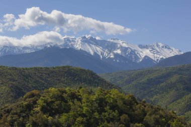 Yunanistan 'daki bahar manzarası mavi gökyüzünde