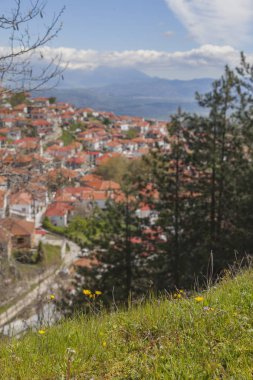 Yunanistan dağlarında bir kasaba ve mavi gökyüzü