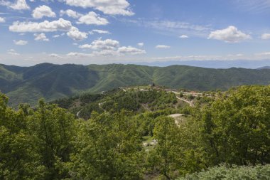 Yunanistan 'daki bahar manzarası mavi gökyüzünde