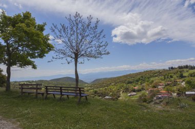 Dağlar ve gökyüzü manzaralı bank