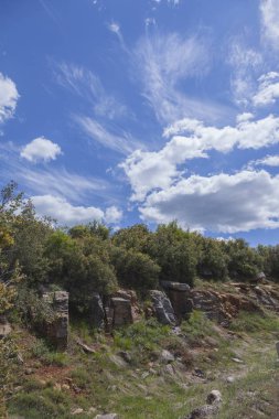 Kayalarla ve mavi gökyüzüyle dağ manzarası