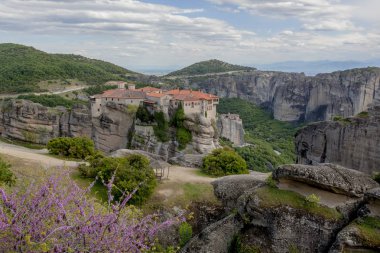 Meteora Yunanistan ve gökyüzünde bir manastır ile sallanıyor