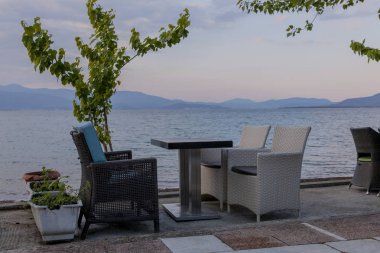 Bahar akşamında Lakeside Cafe masasında.