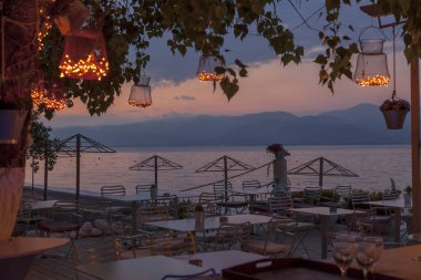 Yunanistan 'da akşam vakti güzel bir sahil restoranı