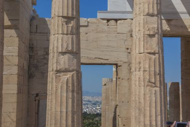 Atina 'daki antik Akropolis kalıntıları mavi gökyüzünde