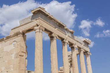 Atina 'daki antik Akropolis kalıntıları mavi gökyüzünde