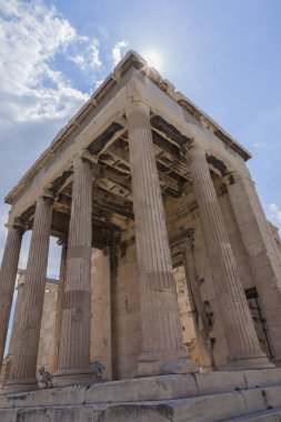 Atina 'daki antik Akropolis kalıntıları mavi gökyüzünde