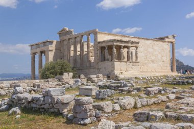 Atina 'daki antik Akropolis kalıntıları mavi gökyüzünde