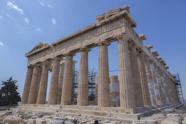 древние руины Акрополя в Афинах на голубом небе
