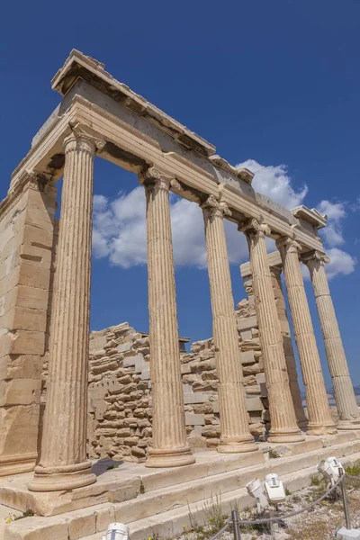 青空のアテネのアクロポリスの古代遺跡 ストック画像