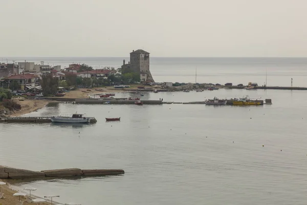 Sebuah menara kuno oleh laut — Stok Foto