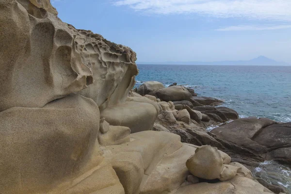 Praia do Mar com pinheiros e pedras — Fotografia de Stock