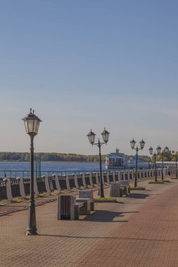 Volga Nehri setin fenerler ve banklar