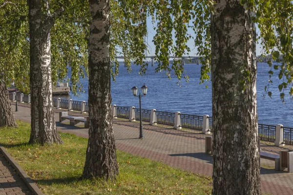 Chodník podél promenády řeky — Stock fotografie