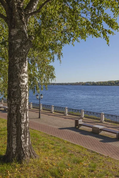 La passerelle le long de la promenade de la rivière — Photo