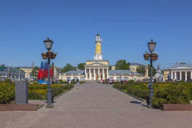 Kostroma şehrinde mavi gökyüzü olan yangın kulesi