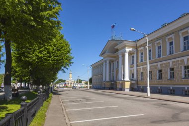 Kostroma yaz sokağı ve yeşil ağaçlı mavi gökyüzü